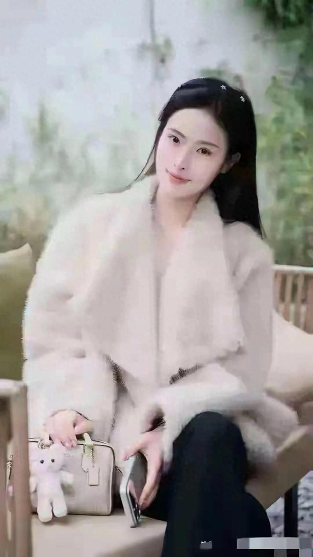 甘肃兰州一佳人太漂亮了	，五官精致，身材高挑，美得让人移不开眼