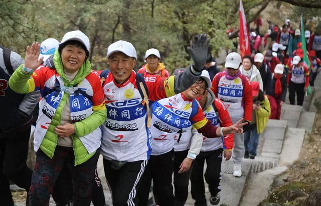 “九九重阳”登长城 北京市第十六届登山大会举办