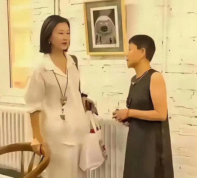 宋祖英私下聚会照流出,穿棉麻衣留短发,印象被完全颠覆呢