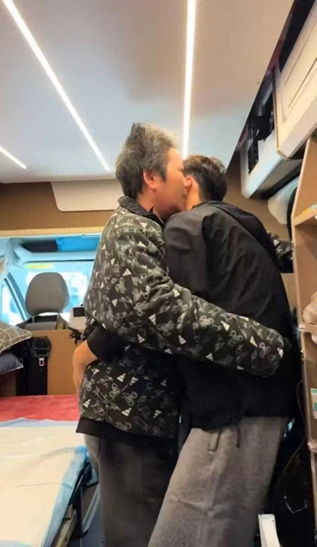 26岁小伙带偏瘫母亲房车旅行获百万点赞：不想让她只在家看天