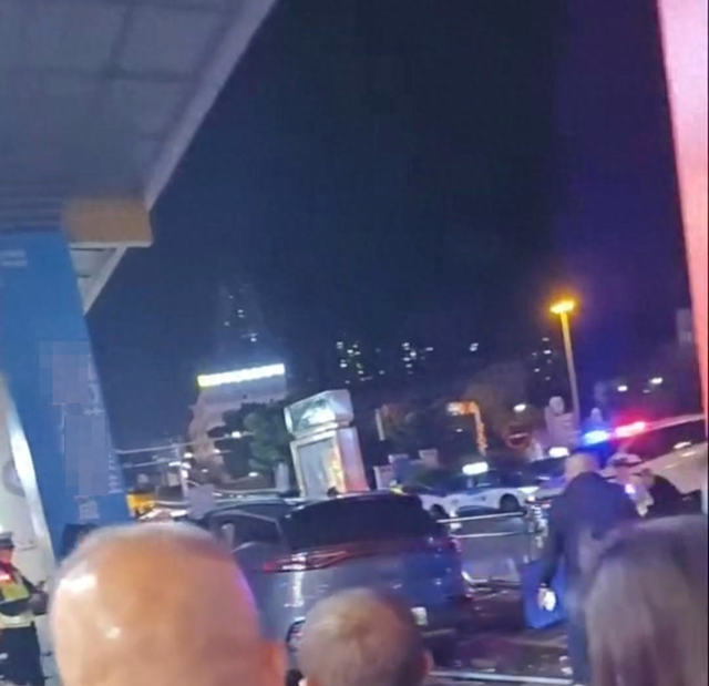 警方通报：泸州回龙街汽车撞倒5名行人致2死3伤 驾驶员被控制，排除酒驾毒驾嫌疑
