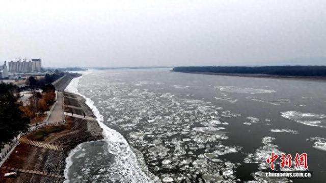 边城呼玛：界江流冰“冰排逐江”盛景引客来