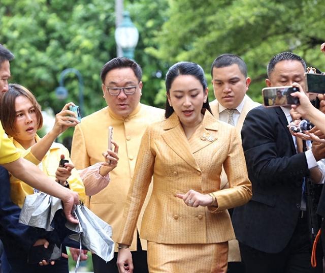 一场泰柬冲突，让美女总理抓住了“救命稻草”，泰国宪法法院亮“黄牌”：给佩通坦最后一次机会！