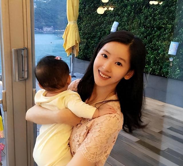 才明白，为何娶“奶茶妹”章泽天，7年抱仨的刘强东，从未有怨言