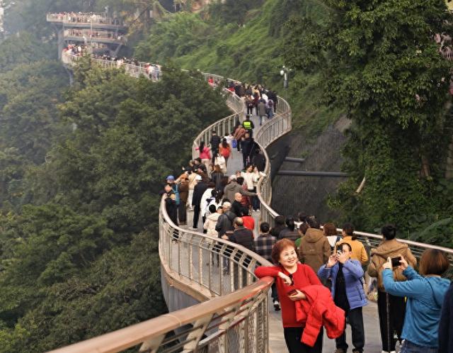 冬日暖阳上线！市民鹅岭栈桥“追光”