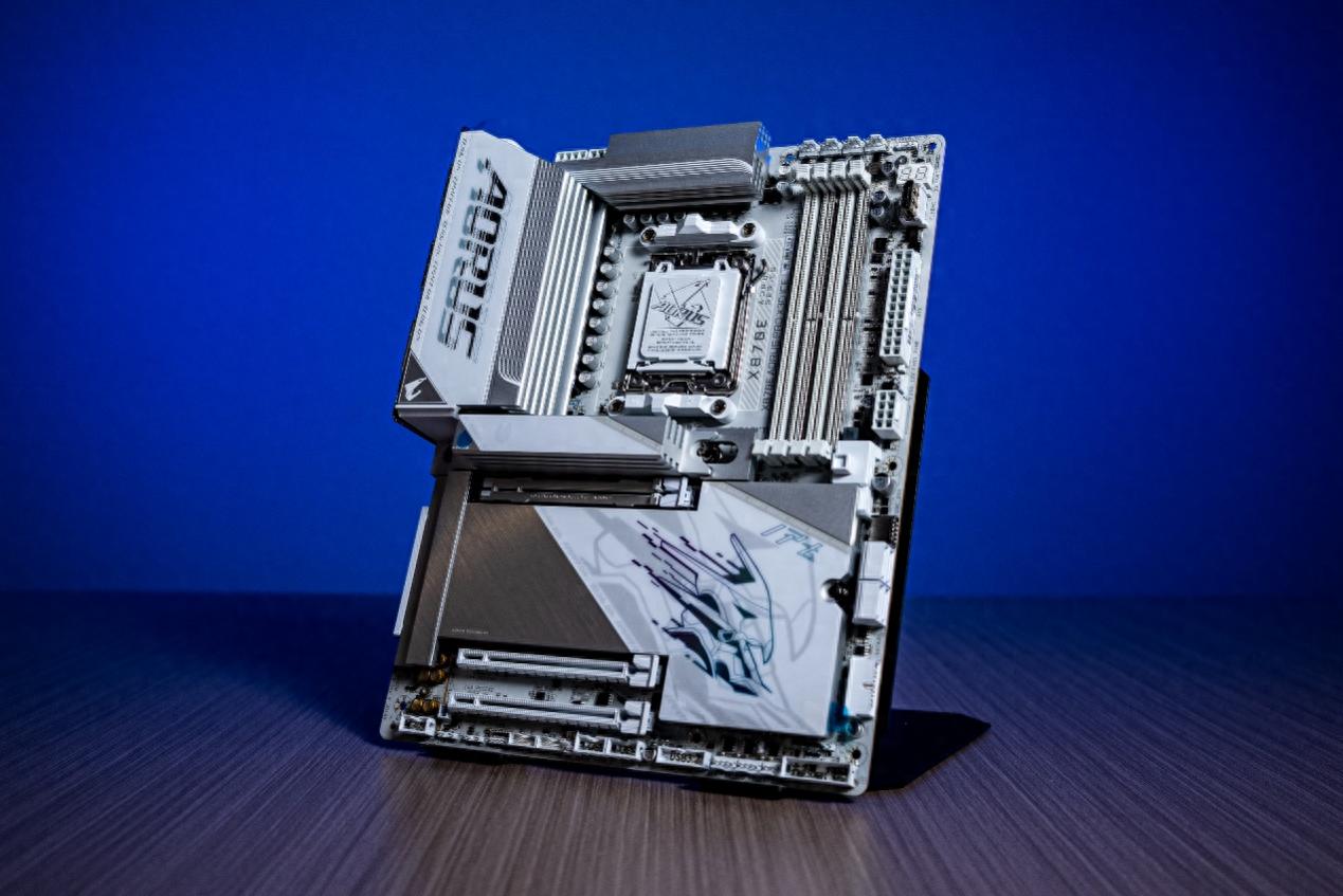 技嘉X870E X3D电竞冰雕主板,纯白方案的游戏生产两用选择