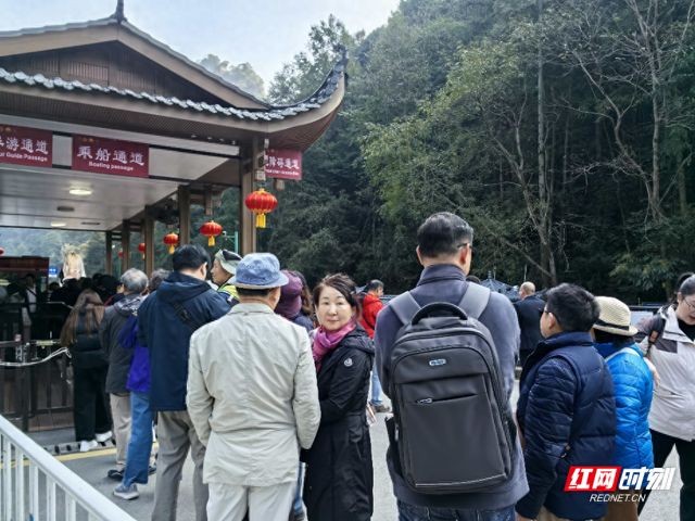 张家界宝峰湖错峰游人气旺 ，“韩流” 涌动凸显国际吸引力