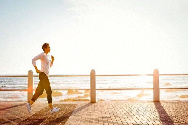 别猜了！常年跑步的人，一眼就能认出：3个“专属特征”藏不住