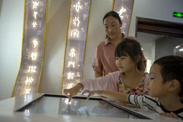 安阳中国文字博物馆互动体验厅 让古老文字在互动中“活”起来