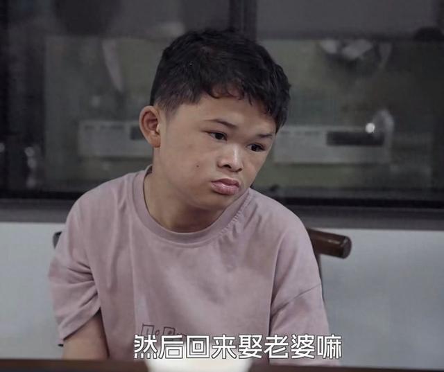 “小马云”发声想赚钱娶老婆，表哥盖别墅开豪车，他却成赚钱工具