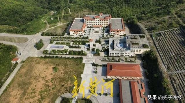 贵州一殡仪馆花2亿建成后荒废，拖垮投资人致其公司破产重组。“情况我们全部清楚，解决问题总得有个过程”