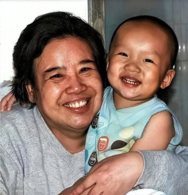 邵华和孙子毛东东珍贵合影，那份宠溺和爱护无法用言语表达