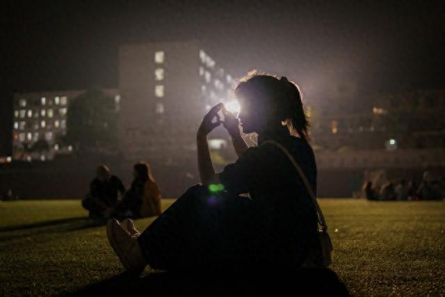 有个成语叫笑什么花火（笑有玄机意料之外）