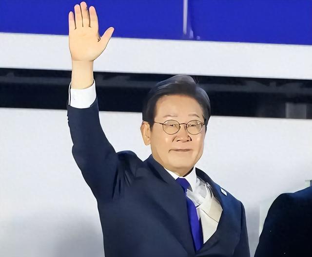 韩国特使团现身北京，向中方再递出一张请帖，王毅外长正式表态，特意点出了一件事！