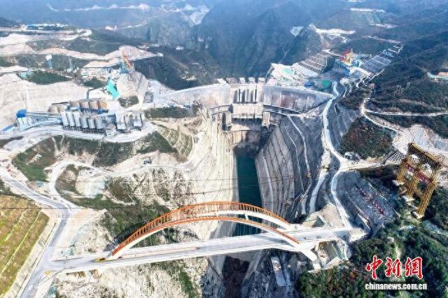 中国“五项世界之最”水利枢纽工程下闸蓄水