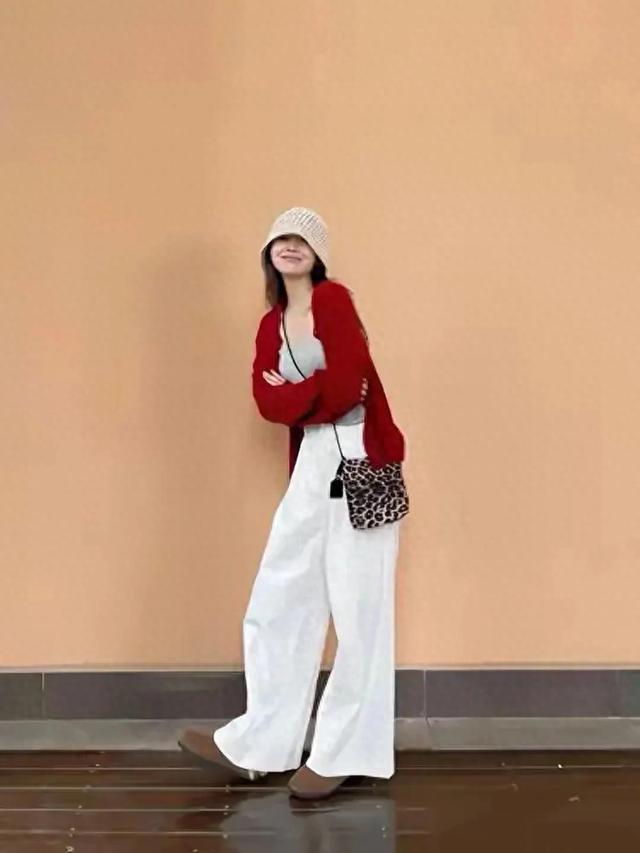 白色衣服染上红色该怎么洗掉呢（白裤子配什么衣服才能清爽又高级）
