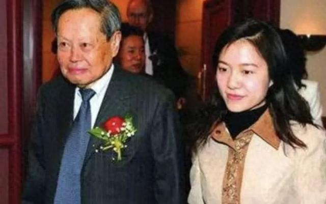 103岁杨振宁身体出奇硬朗，妻子翁帆无意说漏嘴：他提出3大要求！