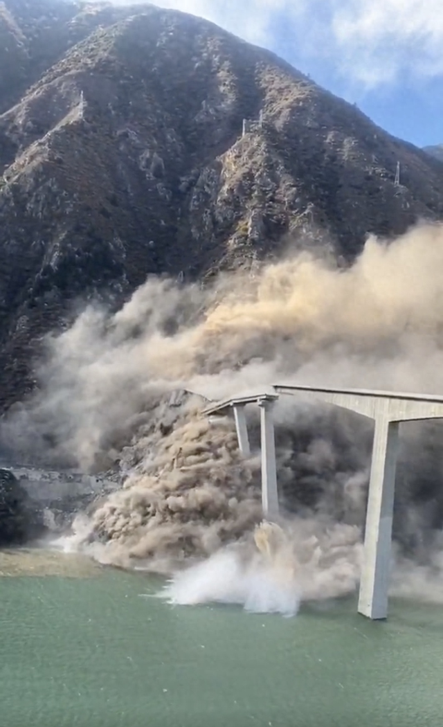 四川一大桥发生垮塌，现场腾起巨大烟尘，今年1月才合龙，一天前因裂缝临时交通管制，官方通报