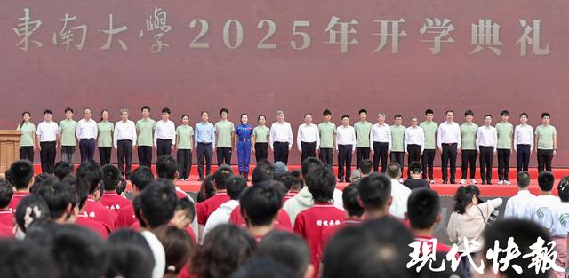 女航天员王浩泽回到母校，东南大学新生现场追星