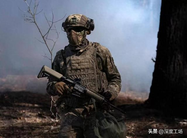 俄军尖兵进入市中心，完成瓮中捉鳖布局：数万乌军和西方军人被困