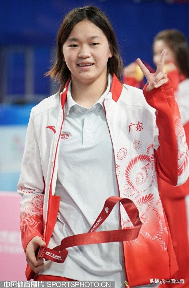 十五运会花絮| 跳水女子项目结束！全红婵在跳水馆与队友拍照留念