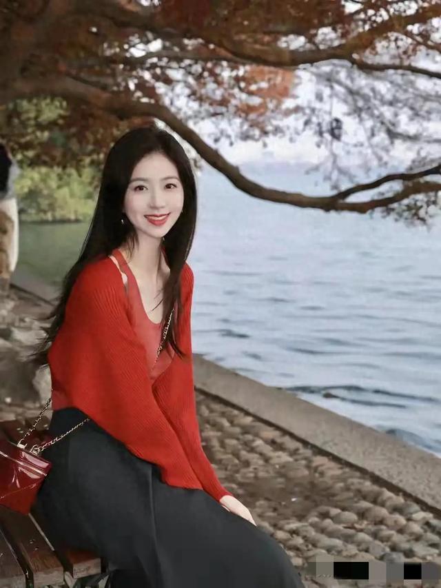 江西九江一校花好漂亮， 国色天姿，眉眼带笑 美的让人移不开眼