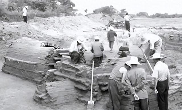 古墓出土40把似冲锋枪的武器，距今1700年，专家：果然是他发明的