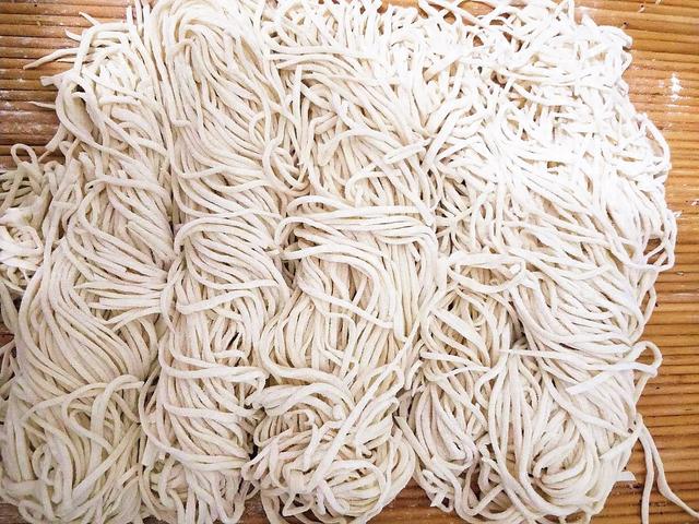 手擀面怎么做劲道不断（做手擀面时）