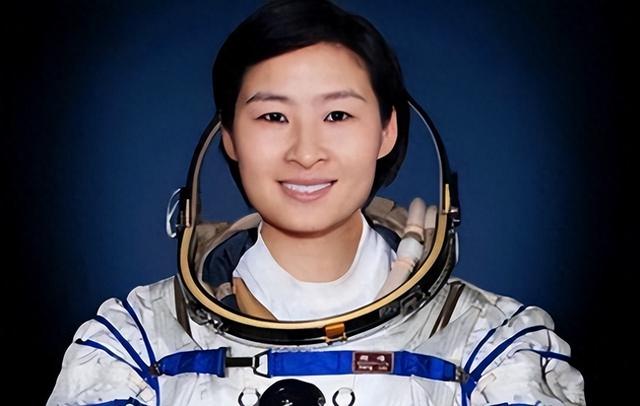 中国首位女航天员，为何回到地面后“销声匿迹”，现在怎么样了？