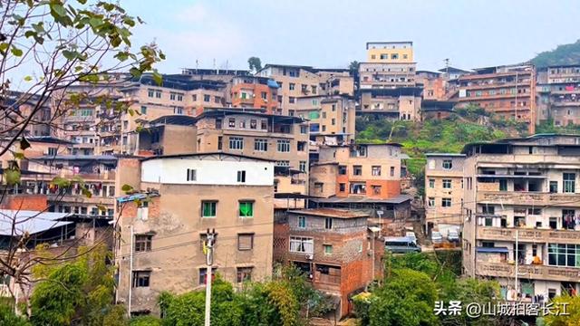 重庆藏着个“里约热内卢”，走进里面，发现我闯进了8D迷宫村