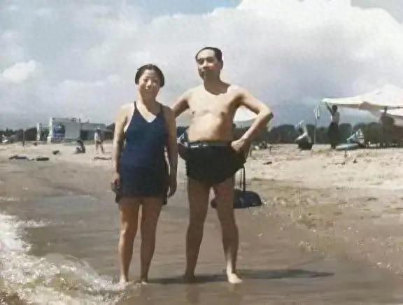 周总理和邓颖超在北戴河的一张合影，难得休闲，留影纪念。