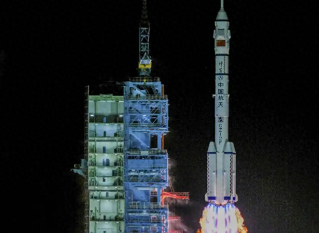 神舟二十一号成功发射！空间站现6名航天员同飞，为何夜间出征？