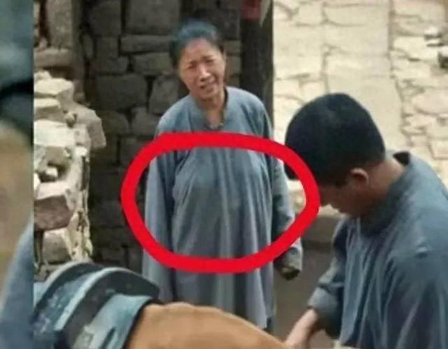 就冲这个胸，这个扣子，不颁奖给她，都说不过去！