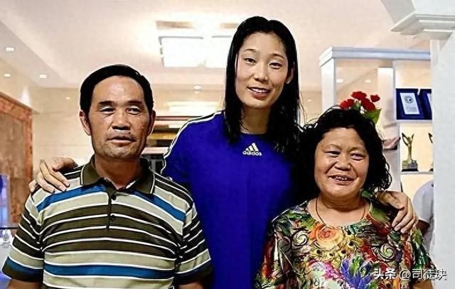 女排名将朱婷：身高1米98，父亲想让她嫁个比他高的，不嫁外国人