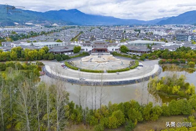 随着旁边五星级酒店的破产重组，这个公园也逐渐没落，被丽江遗忘