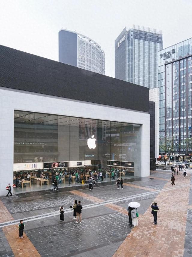 iPhone17排长队卖爆！苹果“加量不加价”，国产AI手机慌了？