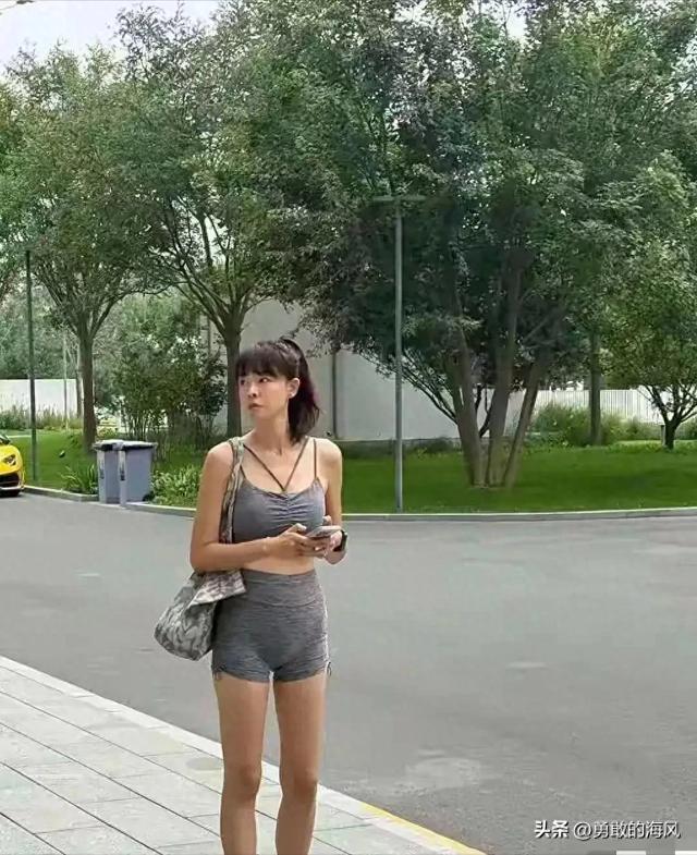 李艾都快五十岁了，不能好好穿衣服吗？小肚子都鼓的高高的