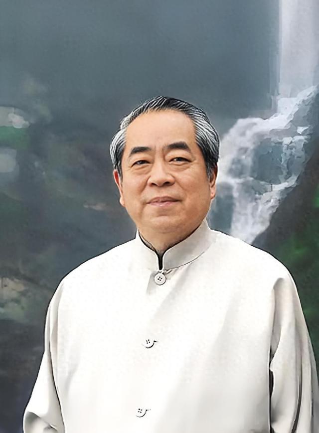 徐萌藏不住了！被曝陪丈夫范曾看画展，身穿哺乳衣，疑已怀孕生子