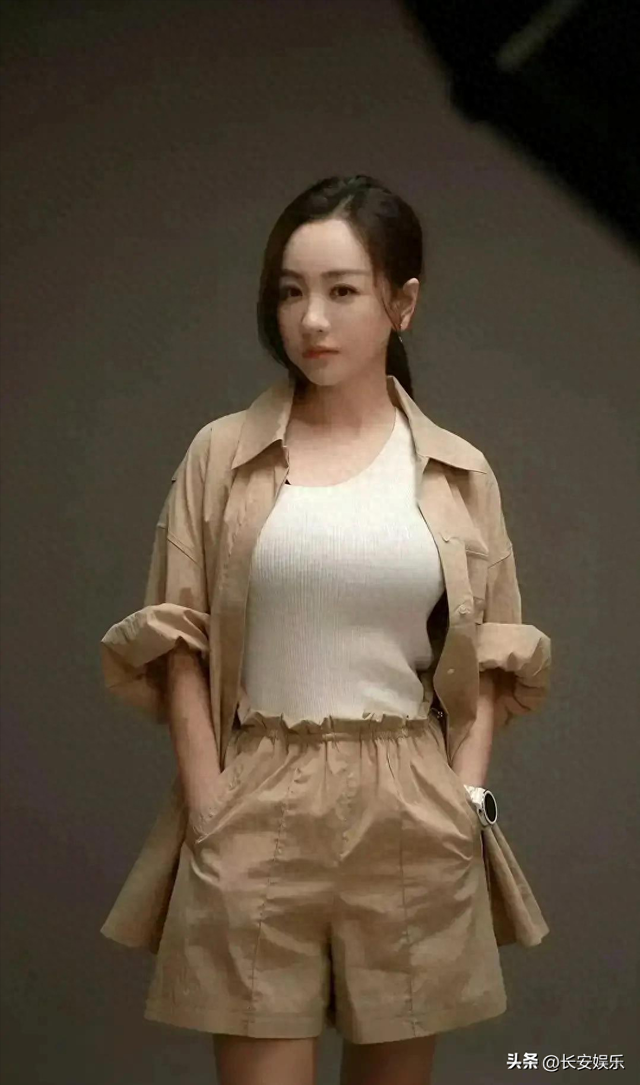 杨蓉这胸是真的吗？跟两个足球一样了，真的非常好看了