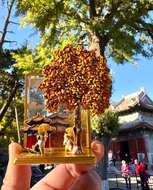 北京赏秋热带火文创周边，银杏款冰箱贴受追捧