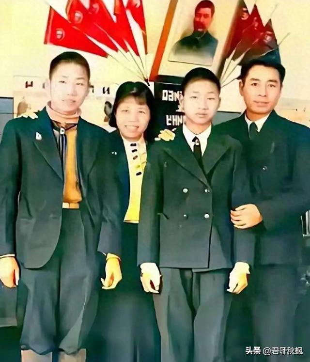 这是毛岸青、毛岸英	、周总理、邓颖超四位先人的拍照留影