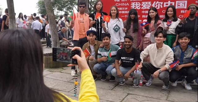 入境旅游火爆升温 乐山大佛景区喜迎中外游客