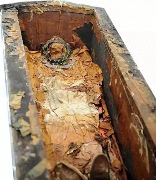 北京挖出大太监李莲英之墓，开棺后，考古人员被吓得浑身发抖