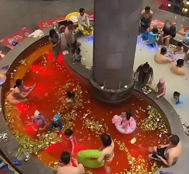 哈尔滨现“鸳鸯火锅浴”！泡澡如涮菜，日耗食材70公斤？