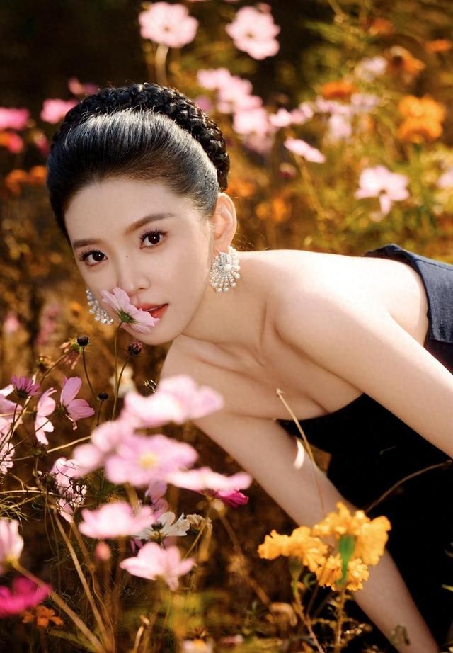 章若楠一字肩裙装美翻天，白皙肌肤晶莹剔透，摄影师捕捉童话瞬间