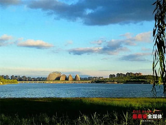 碧水映云霞 秋雨后天平湖畔现诗意景致