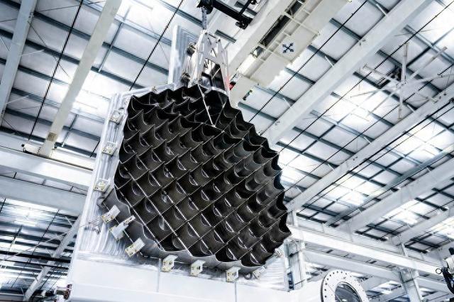 马斯克展示SpaceX第三代星舰，采用全新设计的格栅翼