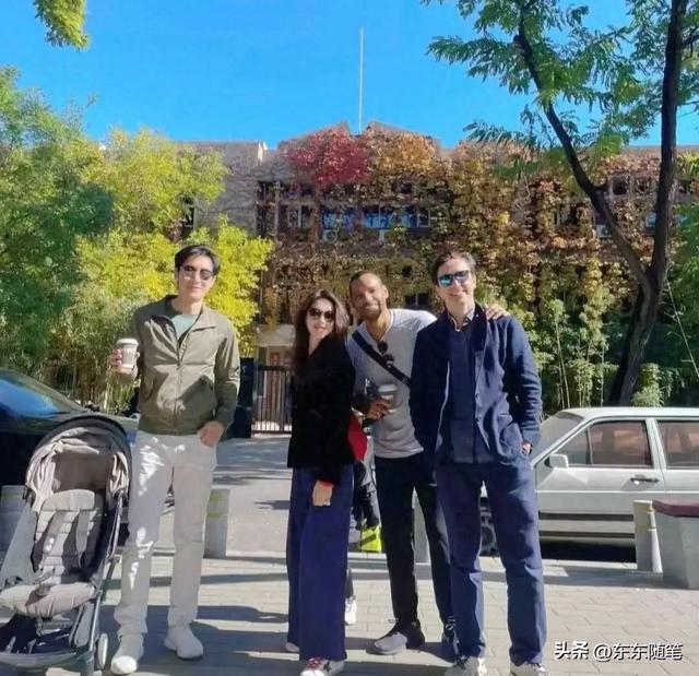 41岁朱珠和女儿在北京逛街，她纯素颜打扮，皮肤白皙，气质太好了