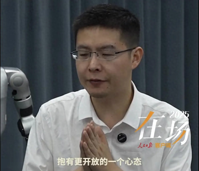 机器人摔倒了，扶不扶？