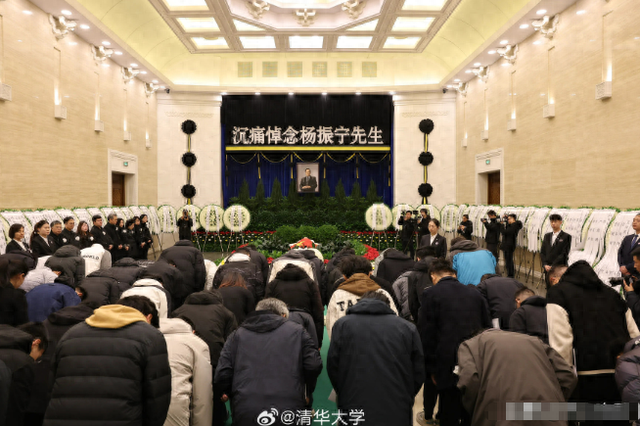 杨振宁追悼会曝光！墓外排百米长队，翁帆眼哭肿了，三子神情哀痛